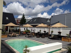 rieten parasol zwevend
