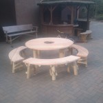 Hout Creatief_Tuinset_Ronde boomtafel met 3 halfronde bankjes