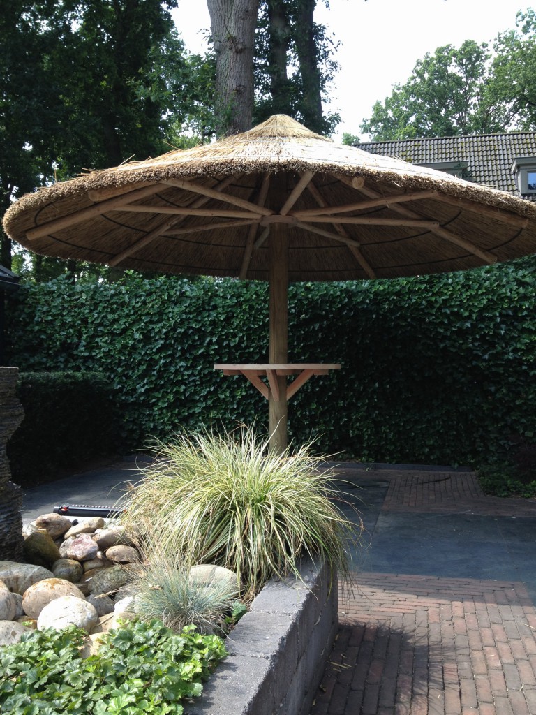 Stormvaste rieten parasols gedekt met echt riet » Hout Creatief