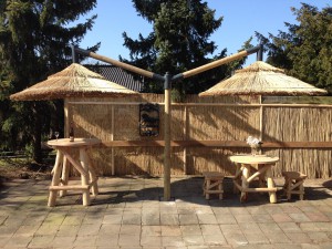 houtcreatief zwevende rieten parasols