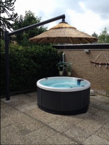 rieten parasol 220 cm zwevend en draaibaar.2 JPG