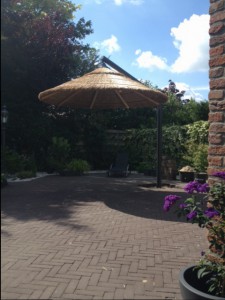 rieten parasol 280 cm zwevend en draaibaar.5 JPG