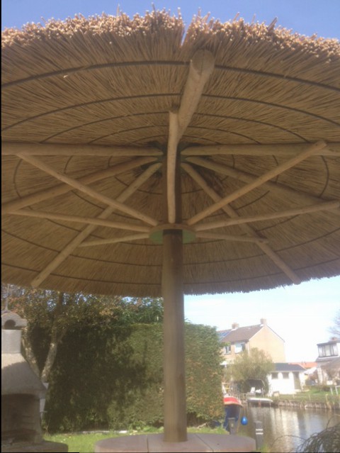 Stormvaste rieten parasols gedekt met echt riet » Hout Creatief