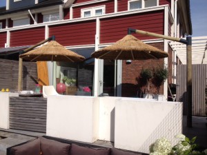 zwevende rieten parasols