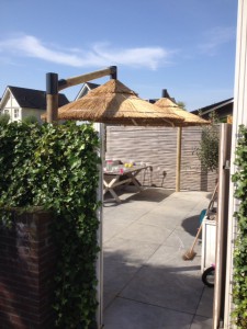 houtcreatief zwevende rieten parasols 6