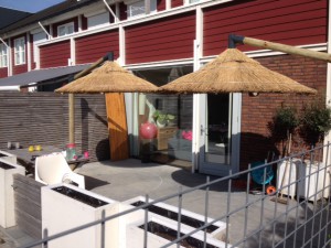 houtcreatief zwevende rieten parasols