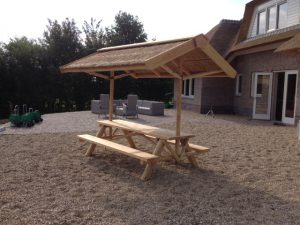 picknickbank met rieten kap