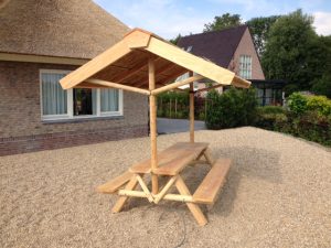 picknickbank met rieten kap