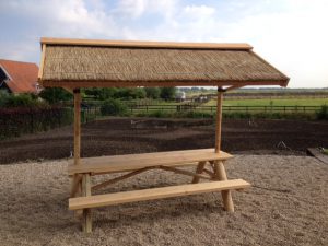 picknickbank met rieten kap