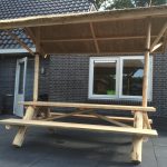 picknicktafel met rieten kap