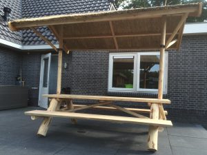 picknicktafel met rieten kap