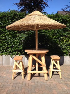 houtcreatief barset met rieten parasol 1