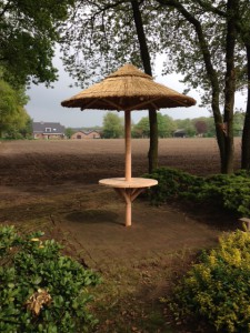 houtcreatief rieten parasol met tafelblad
