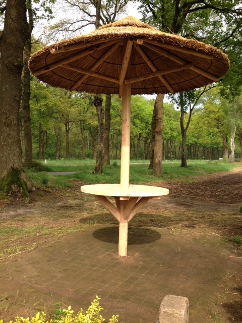 Stormvaste rieten parasols gedekt met echt riet » Hout Creatief