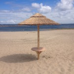 rieten parasols aan grevelingenmeer