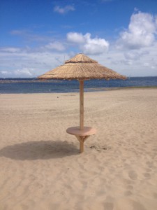 rieten parasols aan grevelingenmeer
