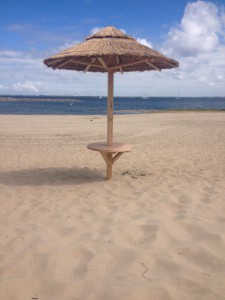 rieten parasols aan grevelingenmeer