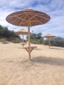 rieten parasols aan grevelingenmeer