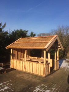 overkapping, tuinhuis, veranda met rieten dak