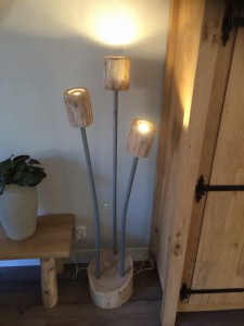 staande lamp van eikenhout
