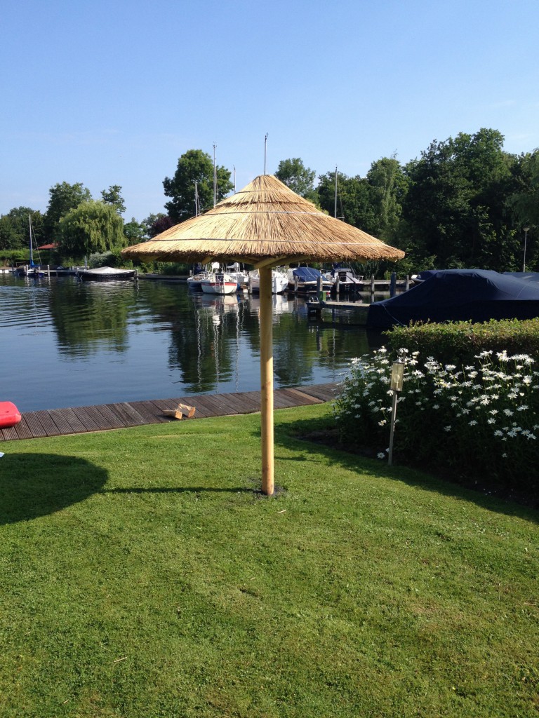 Stormvaste rieten parasols gedekt met echt riet » Hout Creatief