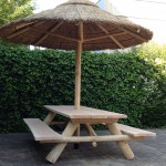 Picknick tafel met rieten parasol-liggend