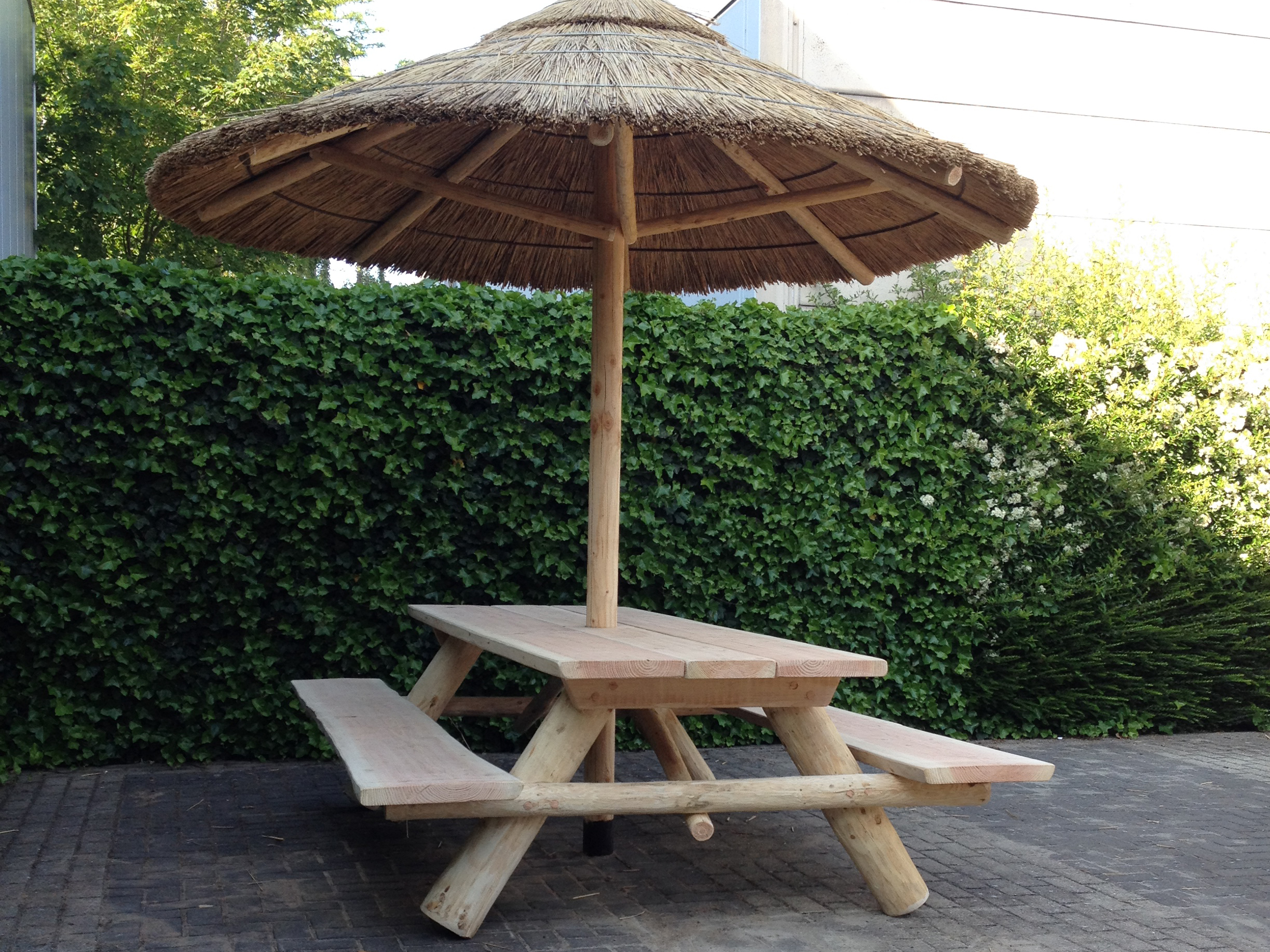 Picknick tafel met rieten parasol-liggend