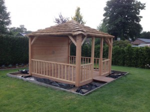 houten prieel met rieten dak 1