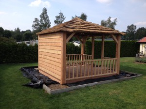 houten prieel met rieten dak 2