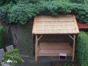 tuin overkapping, veranda met rieten dak