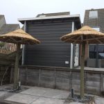 rieten parasol op boomstam, plataan