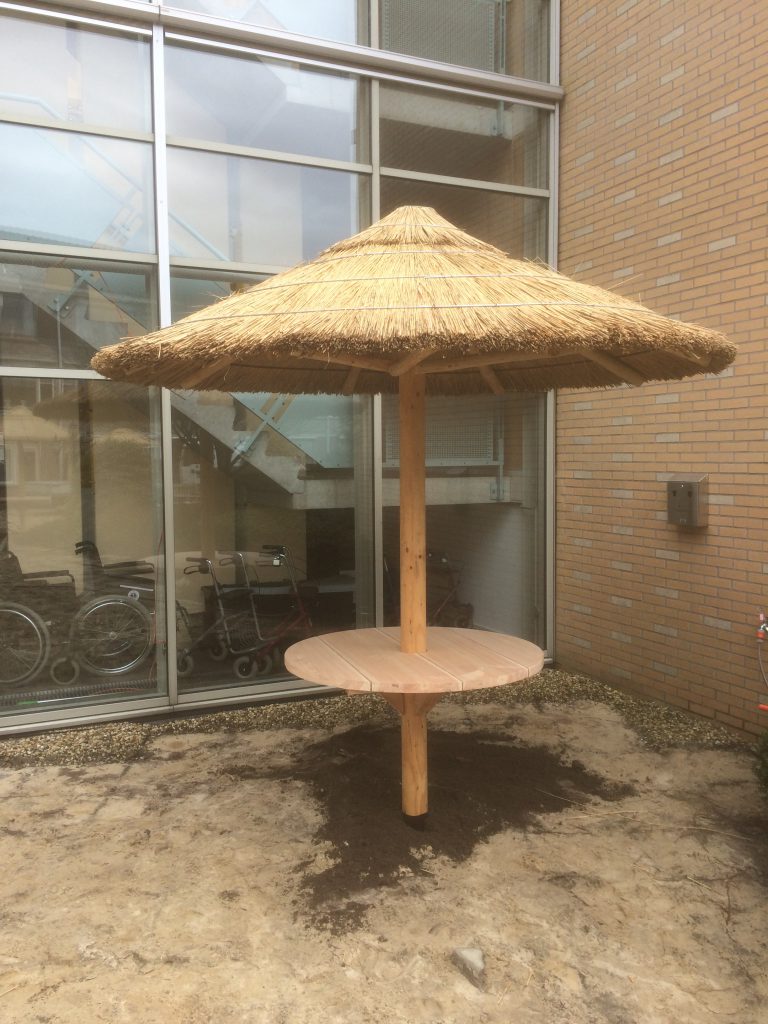 Stormvaste rieten parasols gedekt met echt hollands riet » Hout Creatief