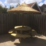 picknicktafel met rieten parasol