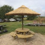 picknicktafel met rieten parasol