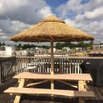 picknicktafel met rieten parasol