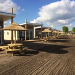 picknicktafel met rieten parasol rcn vakantiepark zeewolde