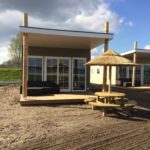 picknicktafel met rieten parasol rcn vakantiepark zeewolde