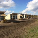 picknicktafel met rieten parasol rcn vakantiepark zeewolde