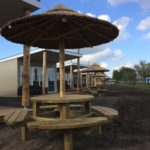 picknicktafel met rieten parasol rcn vakantiepark zeewolde