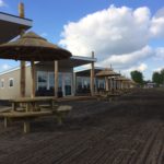 picknicktafel met rieten parasol rcn vakantiepark zeewolde