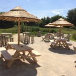 picknicktafel met rieten parasol