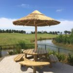 picknicktafel met rieten parasol