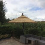 zwevende rieten parasol met draaiconstructie