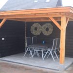 houten veranda met schuur