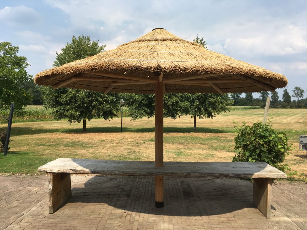 Stormvaste rieten parasols gedekt met echt riet » Hout Creatief